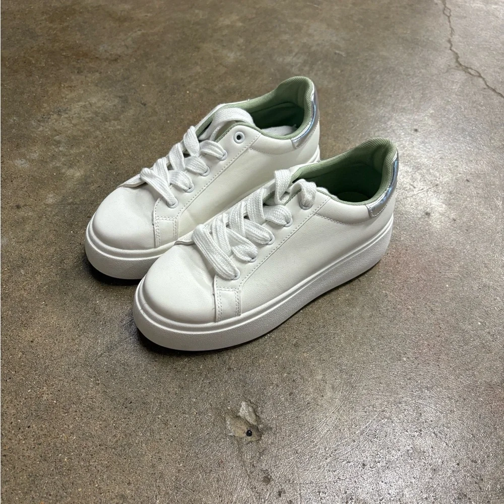 Dirty Laundry White Platform Sneakers with Black Heel and Mint Lining - Picture 5 of 5